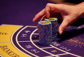 Antarmuka aplikasi kilatbet menampilkan pilihan meja roulette, baccarat, dan dragon tiger dengan dealer hidup